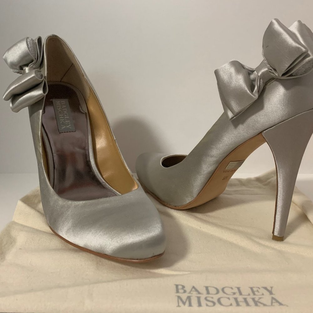 Badgley Mischka Metallic pump with side bow